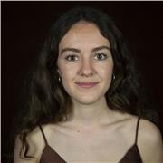 Mestra de Català nativa amb dinàmiques lúdiques centrades en el desenvolupament de les cinc habilitats lingüístiques de la llengua catalana: escriptura, lectura, escolta, parla i interacció